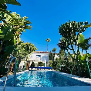 Apartment With Tropical Garden And Sea Water Pool, Marbella